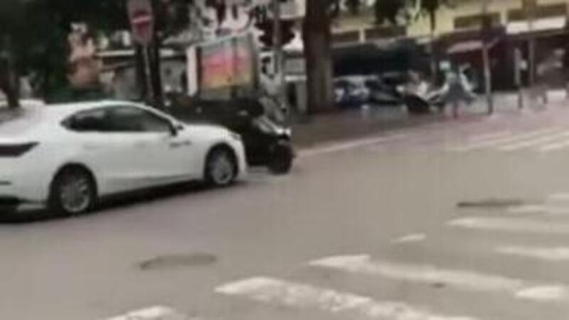 T-Max fail: il T-Maxista che ha rischiato veramente grosso all&rsquo;incrocio [VIDEO VIRALE]