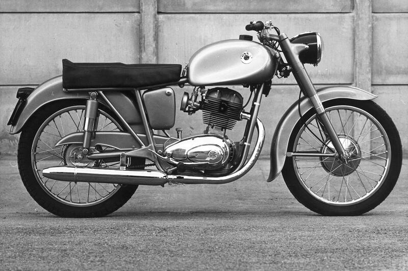 Per la sua 175, entrata in produzione nel 1960, la spagnola Ossa scelse di impiegare l&rsquo;eccellente motore Morini, del quale ottenne la licenza di fabbricazione. La distribuzione era ad aste e bilancieri, con albero a camme sul lato sinistro del basamento, e la potenza era di 12 cavalli a 7000 giri/min