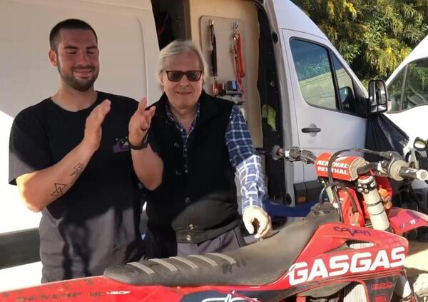 Cosa ci fa Vittorio Sgarbi su una pista da motocross?