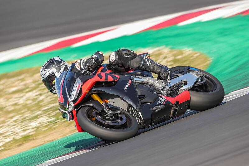 Aprilia RSV4 Factory 2021 TEST: la belva addomesticata 