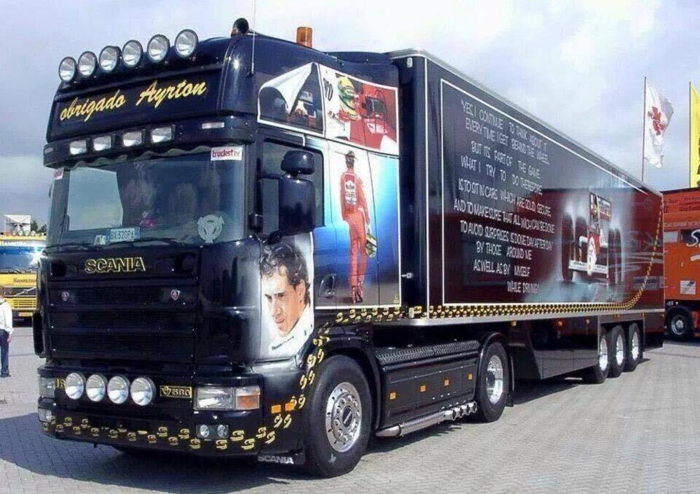 A quanto pare in giro ci sono un sacco di camion dedicati ad Ayrton Senna 