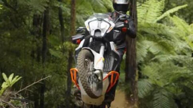 Chris Birch, che numeri con la KTM 1290 Super Adventure R  [VIDEO]