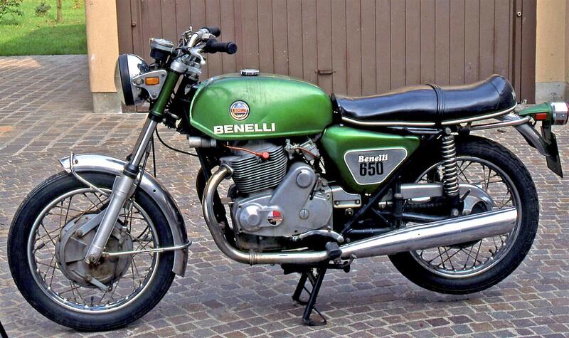 Il Tornado Benelli, venduto anche col marchio Motobi, &egrave; entrato sul mercato quando gi&agrave; la classe regina era la 750 e i bicilindrici paralleli dovevano avere l&rsquo;albero a camme in testa per non risultare obsoleti. Il progetto era valido ma il successo commerciale &egrave; mancato