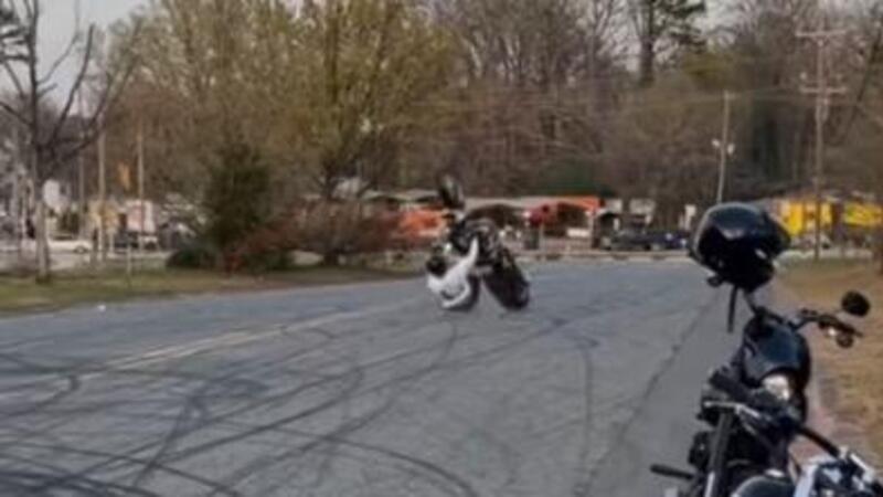 Moto fail: il salvataggio dopo l&rsquo;impennata &egrave; memorabile [VIDEO VIRALE]