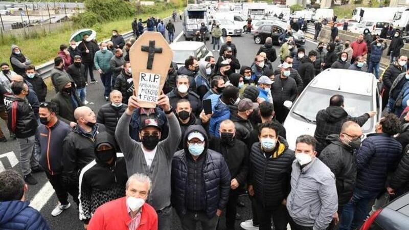 Protesta contro la zona rossa, mercatali bloccano la Milano-Napoli [VIDEO]