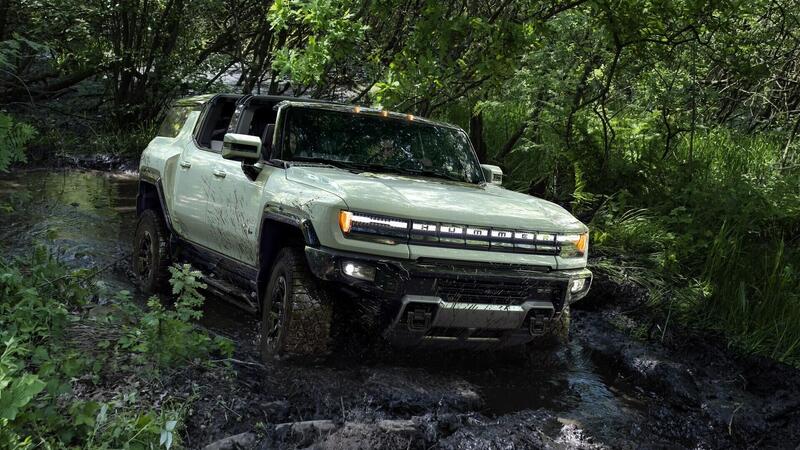 GMC Hummer EV SUV, tre motori elettrici ed 830 CV per il colosso del fuoristrada