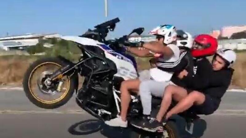 L&rsquo;impennata con la BMW GS si fa in quattro&hellip; e non &egrave; un modo di dire [VIDEO] 