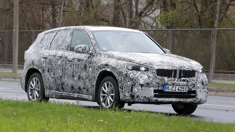 BMW iX1, le foto spia del SUV elettrico