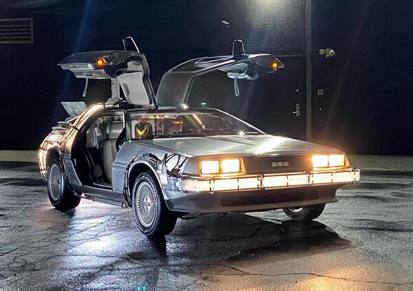 Una replica della DeLorean di Ritorno al Futuro all&rsquo;asta per aiutare Michael J. Fox