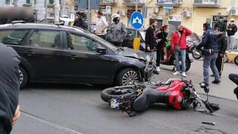 Napoli, Falchi in moto contro un&rsquo;auto: un agente &egrave; grave