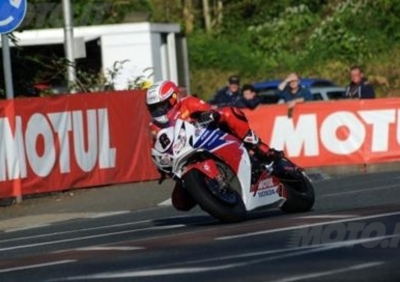 Tourist Trophy, Michael Dunlop domina il venerd&igrave;