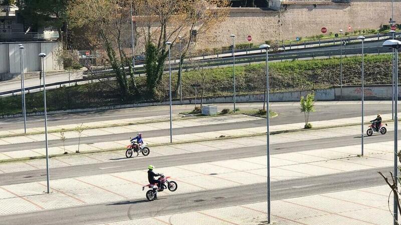 Ancona: gare di impennate in moto e scooter nel park del cimitero, in barba al Covid19