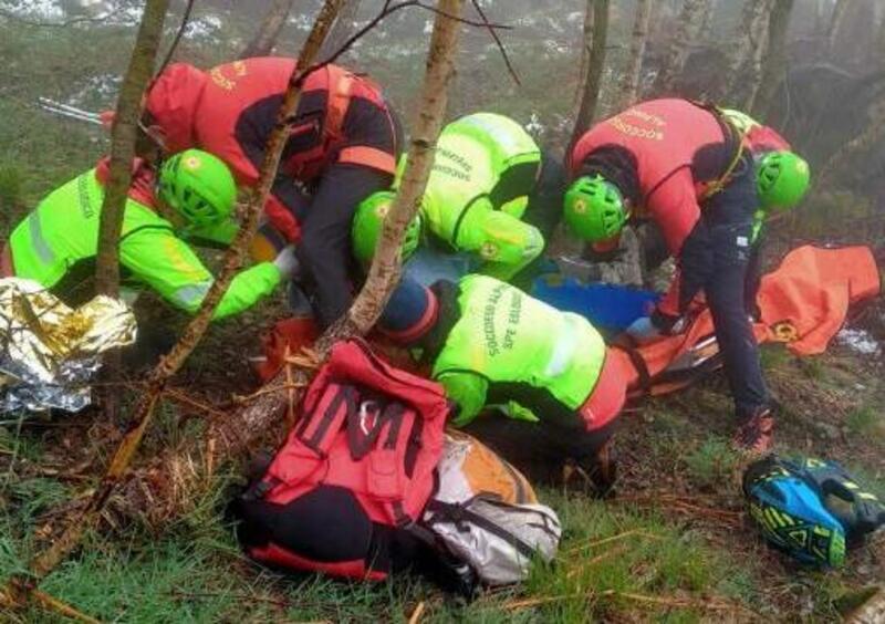 Torino: cade in moto e finisce nel dirupo. Soccorsi difficili, ma &egrave; salvo