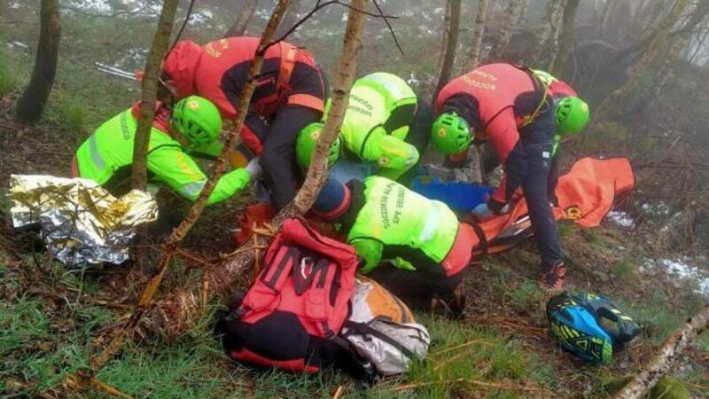 Torino: cade in moto e finisce nel dirupo. Soccorsi difficili, ma &egrave; salvo