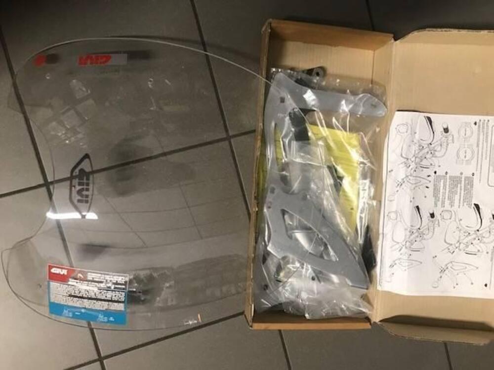 cupolino universale custom GIVI con attacchi (2)