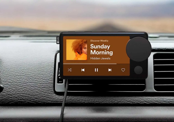 Spotify, che fai? La piattaforma di musica lancia un nuovo dispositivo per auto&hellip; totalmente inutile