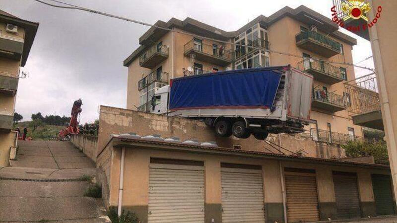 Pazzesco in Sicilia: un Tir in bilico sui tetti a Caccamo [foto Vigili del Fuoco]