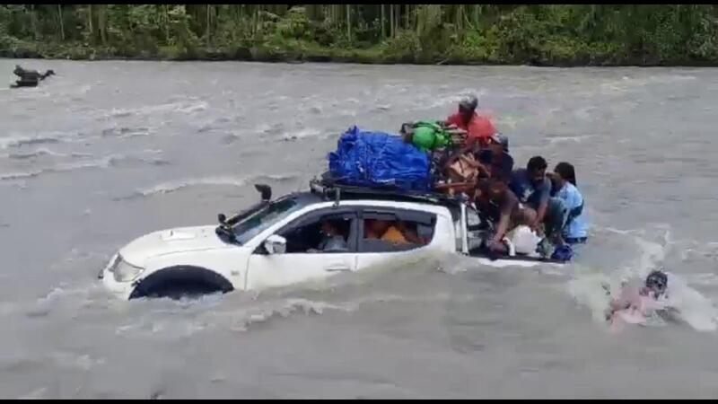 Fuoristrada da paura (letteralmente): video choc del rischio morte in Indonesia