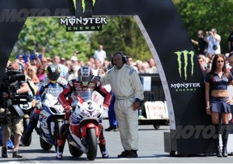 Senior TT, vince McGuinness davanti a Michael Dunlop