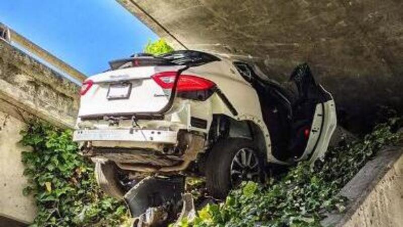 Fuga in Maserati dalla polizia, ma si schianta sulla rampa di un ponte [FOTO]