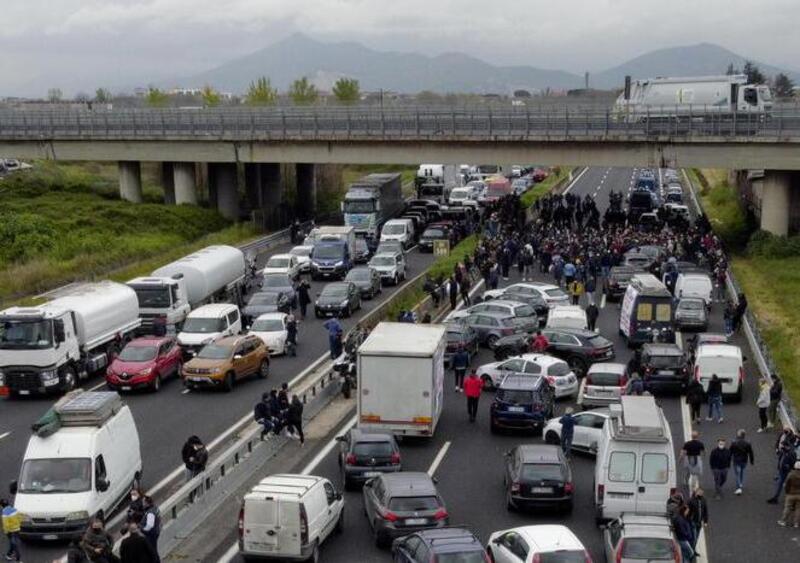 Ristoratori bloccano la A1. Investito un manifestante