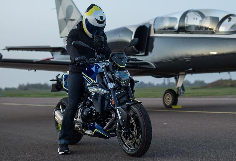 BMW F 900 R Force: serie limitata dedicata all&#039;aviazione