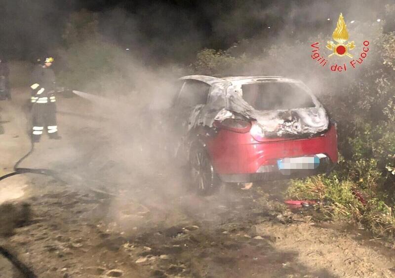 Capo di Leuca, due roghi danneggiano quattro auto in meno di mezz&rsquo;ora 