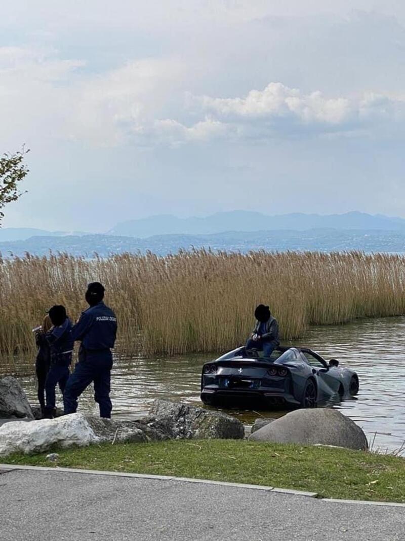 Sirmione: la Ferrari 812 Barchetta tuffata nel lago. Ok Barchetta, ma cos&igrave; no!