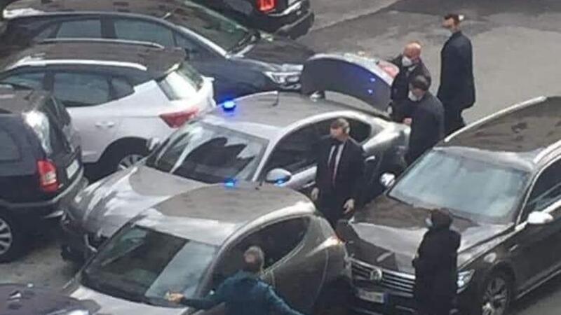 Tamponamento per l&rsquo;auto blu del premier Mario Draghi? La foto social &egrave; virale