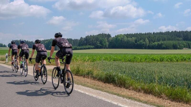 Agguato ai ciclisti: affiancati da un&rsquo;auto e presi a spinte e schiaffi dal finestrino