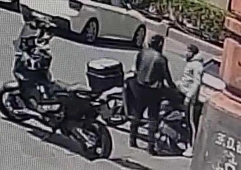 Catania, rubano una moto in cinque secondi [VIDEO]