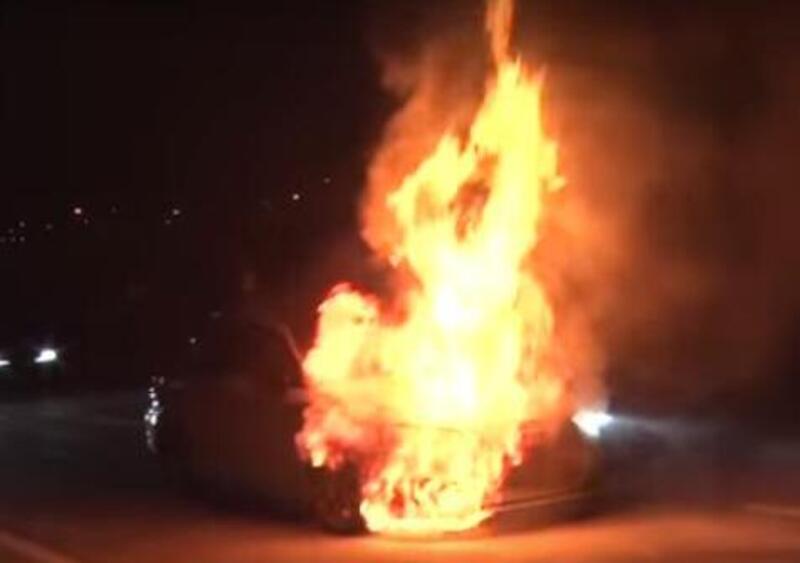 Milano: lasciato dalla fidanzata incendia 5 auto in sosta