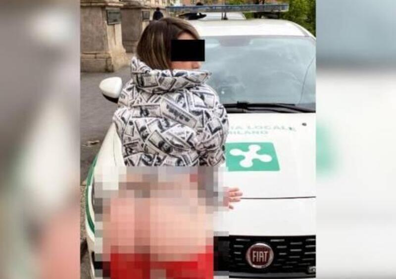 Milano, posa hot sull&rsquo;auto della Polizia locale con il &ldquo;lato B&rdquo; in mostra. &Egrave; polemica 