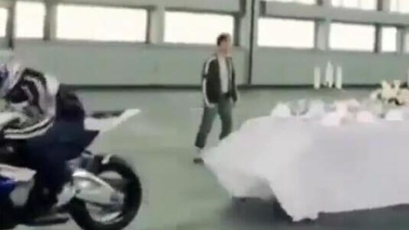 La BMW S1000RR sparecchia anche la tavola [VIDEO VIRALE]