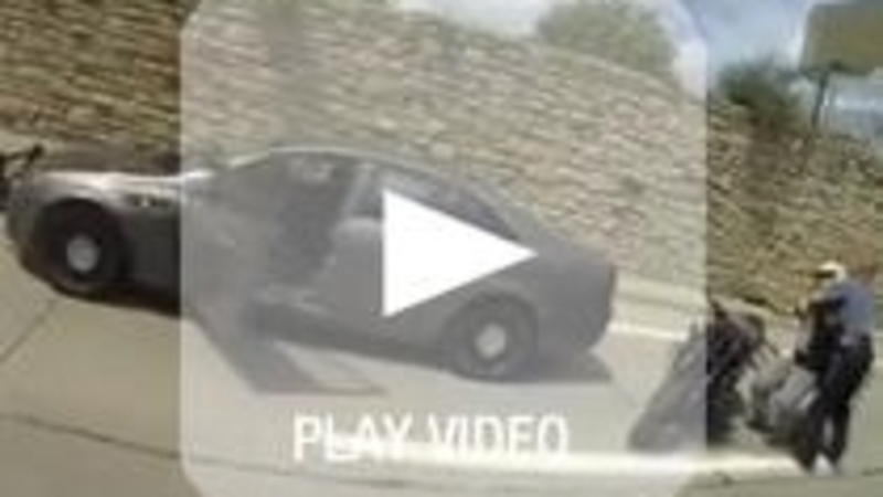 Impenna la moto e centra l'auto della polizia!