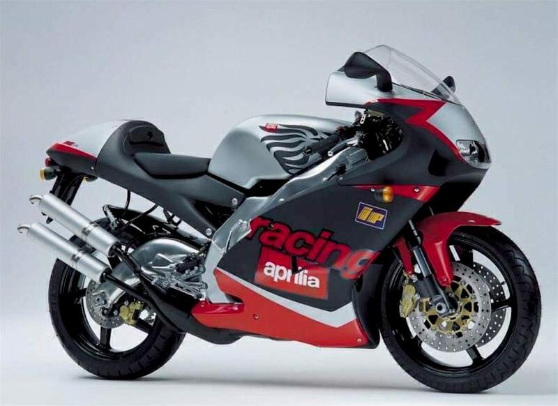 Con la RS 250 l&rsquo;Aprilia ha offerto agli appassionati una autentica versione stradale della sua straordinaria quarto di litro da Gran Premio. Il motore per&ograve; non era di origine Rotax, con aspirazione controllata da disco rotante, ma Suzuki, con ammissione lamellare