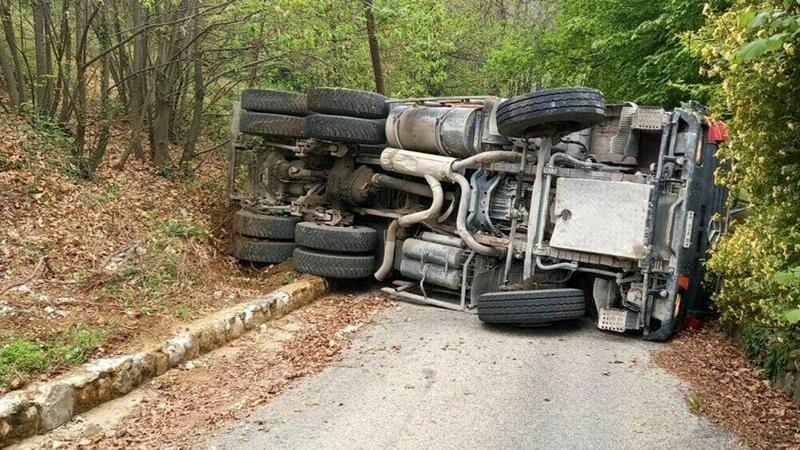 Treviso, salita troppo ripida: si ribalta camion 