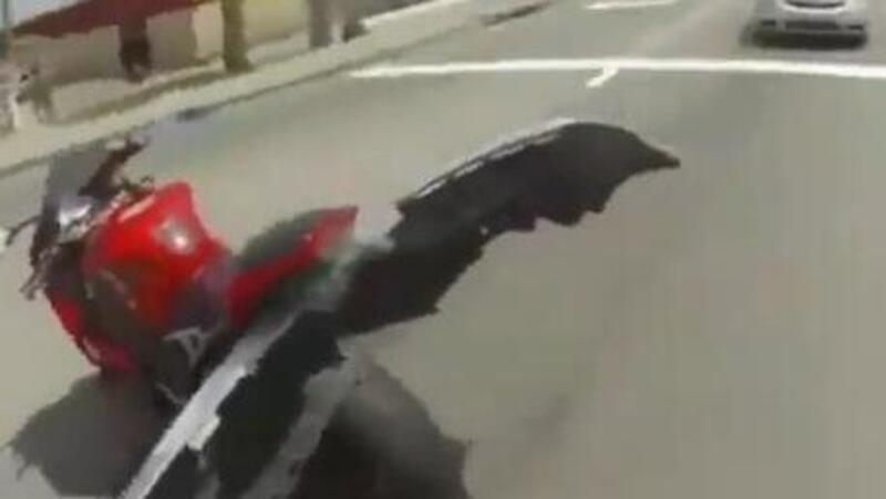 Moto fail: la Honda CBR1000RR con il paraurti di una vecchia Ford [VIDEO VIRALE]