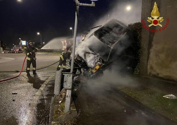 Bergamo: auto vola alla rotatoria poi si incendia. 23enne miracolato [FOTO]