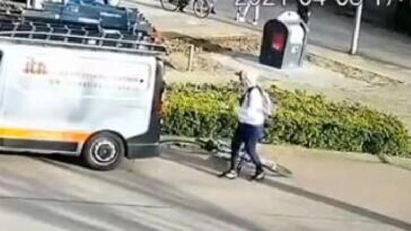 Epic fail: il ciclista che chatta e il furgone &hellip;che non si sposta [VIDEO VIRALE]