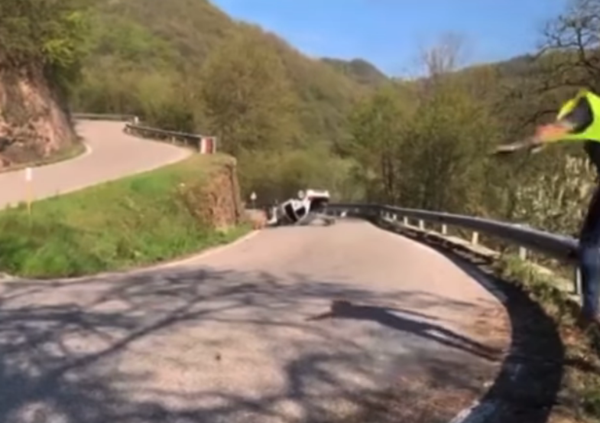 Peugeot precipita dal tornante durante uno slalom a Verona: il video &egrave;  virale