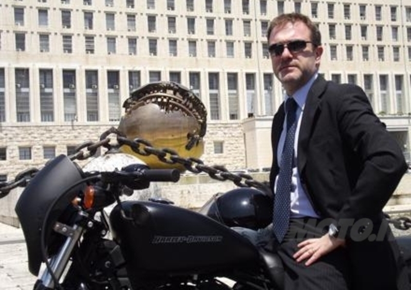 L&rsquo;ambasciatore arriva in Harley