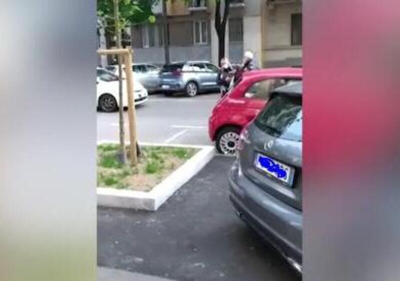 Milano: rivolta contro i vigili che multano le auto in sosta vietata