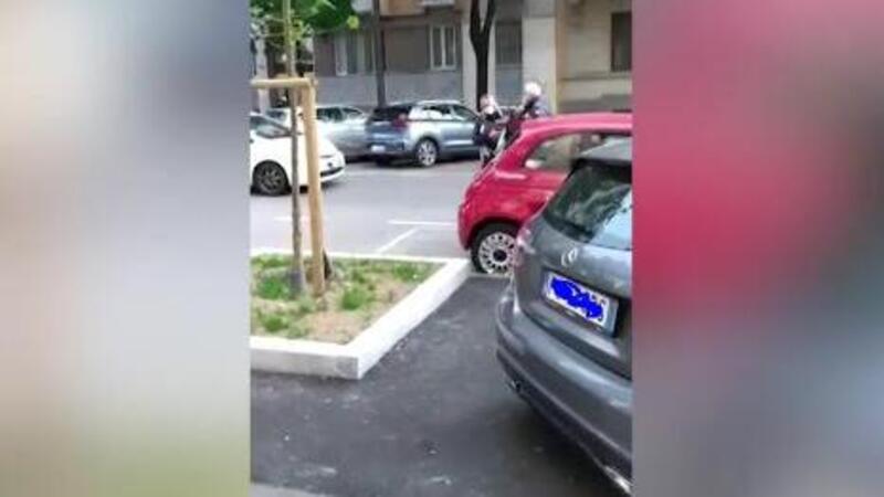 Milano: rivolta contro i vigili che multano le auto in sosta vietata