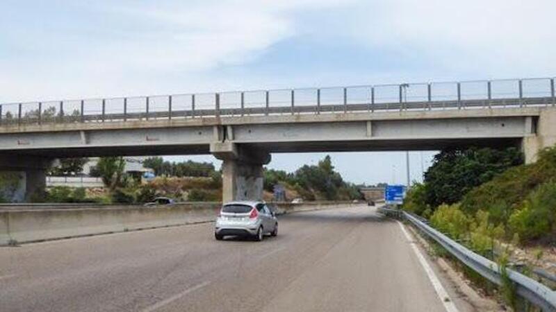 Lecce, in sella a due moto rapinano un furgone