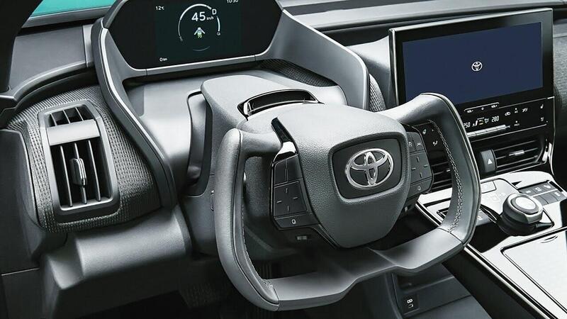 Toyota bZ4X porta al debutto lo steer-by-wire, il volante come non l&rsquo;avevamo mai visto