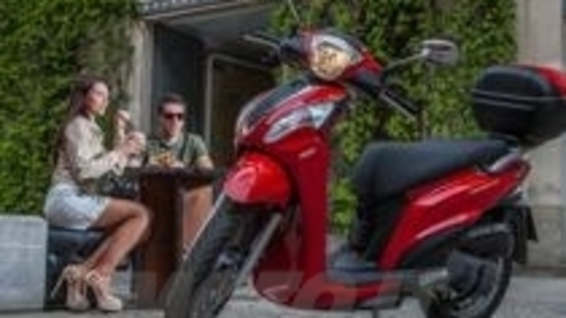 Kymco People One 125i a 2.100 euro con parabrezza e bauletto