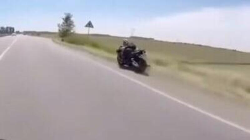 Impenna con la supersportiva, ma perde il controllo: salvataggio da miracolato [VIDEO VIRALE]