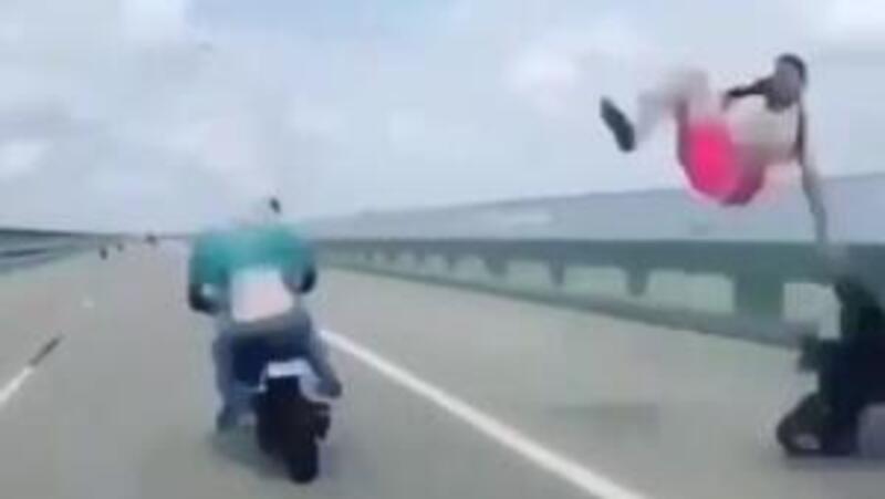 Epic fail: piccola moto, grossa distrazione&hellip; Enorme volo! [VIDEO CHOC]