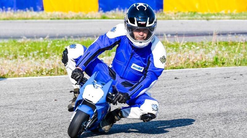 24 ore da solo, su una minimoto, alla caccia del record